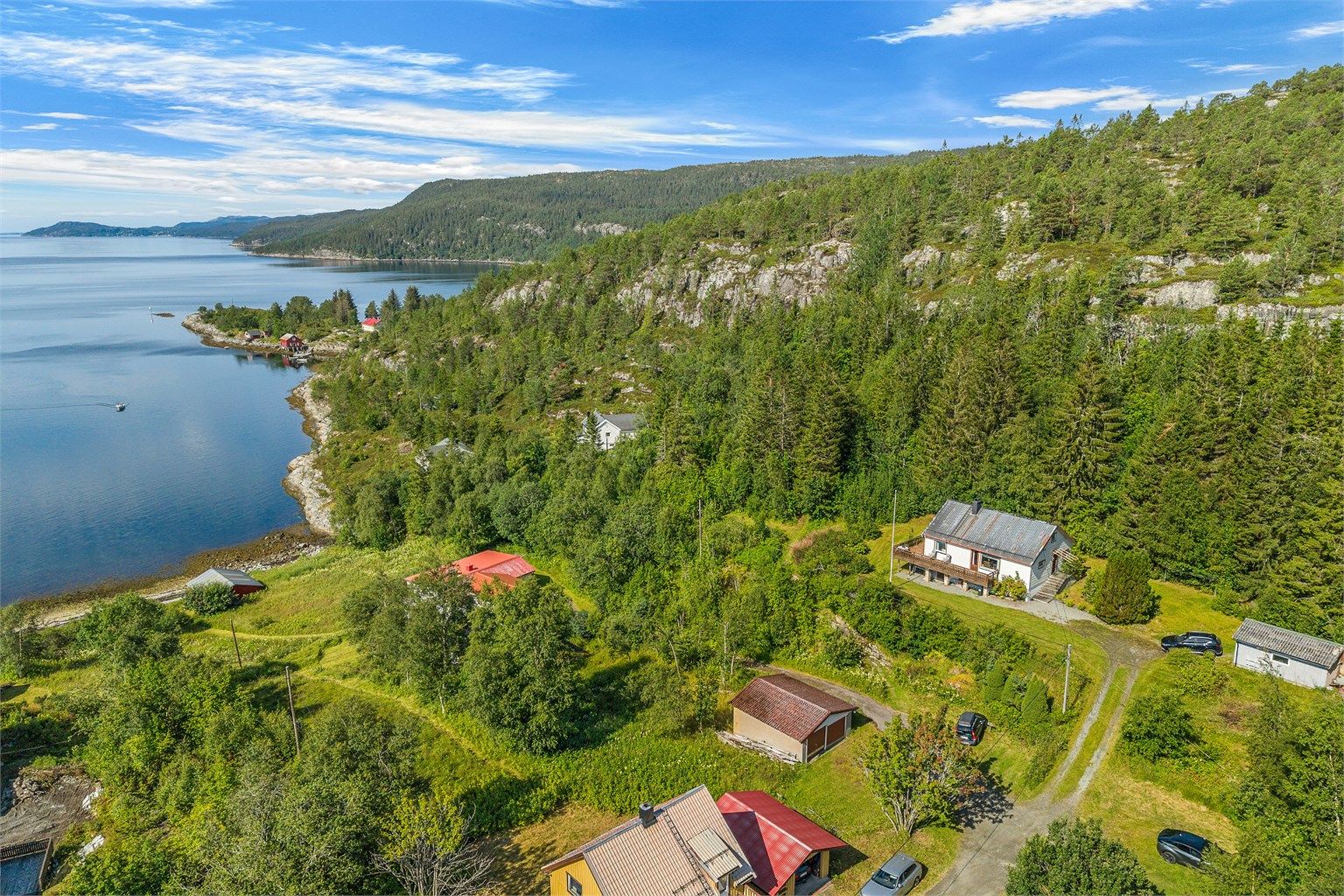 Coop Marked Råkvåg ligger ca. 16 minutters gange fra boligen, mens Joker Husbysjøen nås på ca. 6 minutter med bil. For den aktive ligger Råkvåg stadion med grasbane ca. 15 minutters gange unna, mens Mælan skole nås på ca. 5 minutter med bil.