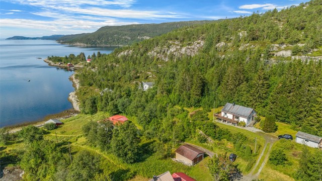 Coop Marked Råkvåg ligger ca. 16 minutters gange fra boligen, mens Joker Husbysjøen nås på ca. 6 minutter med bil. For den aktive ligger Råkvåg stadion med grasbane ca. 15 minutters gange unna, mens Mælan skole nås på ca. 5 minutter med bil.