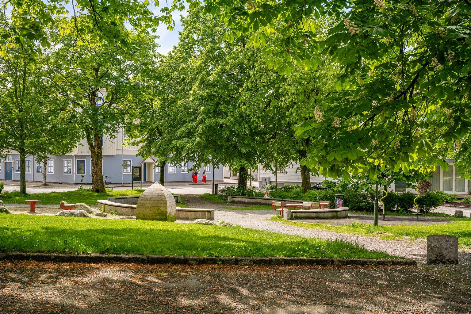 Hyggelig lekeplass ved Hetlandskirken