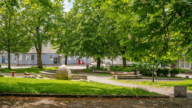Hyggelig lekeplass ved Hetlandskirken