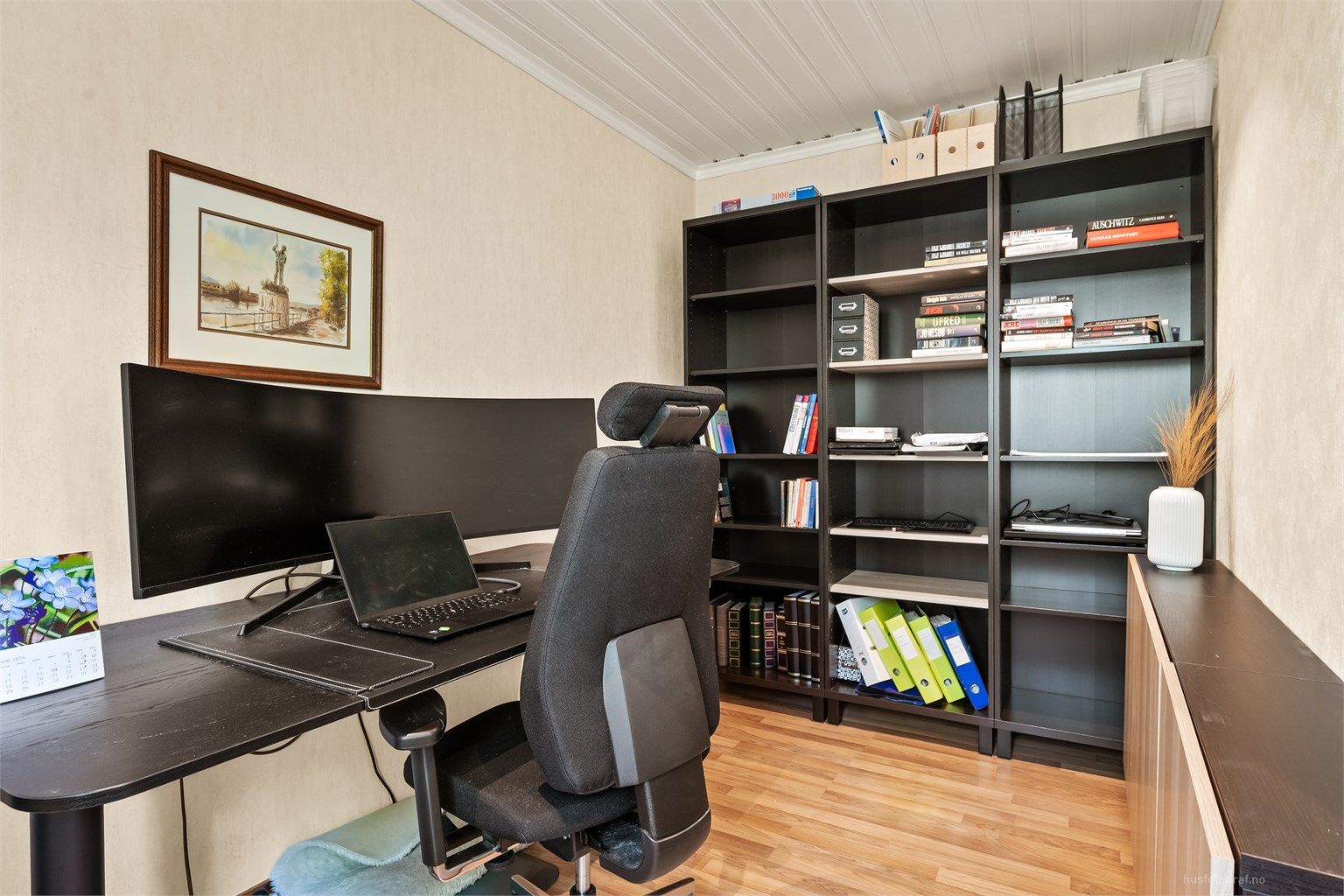 Eget kontor/soverom i første etasje gir en rolig og skjermet arbeidsplass.