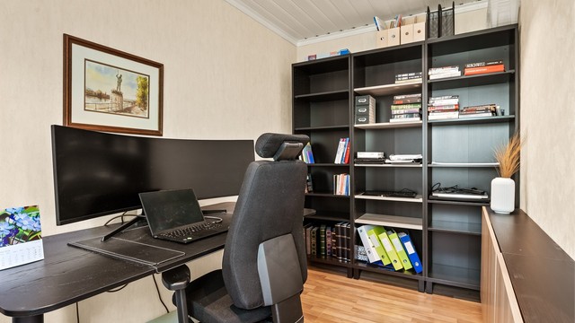 Eget kontor/soverom i første etasje gir en rolig og skjermet arbeidsplass.