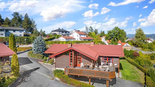 Det er lagt 50 meter med varmekabel under asfalt fra innkjøring til Skarragata 17