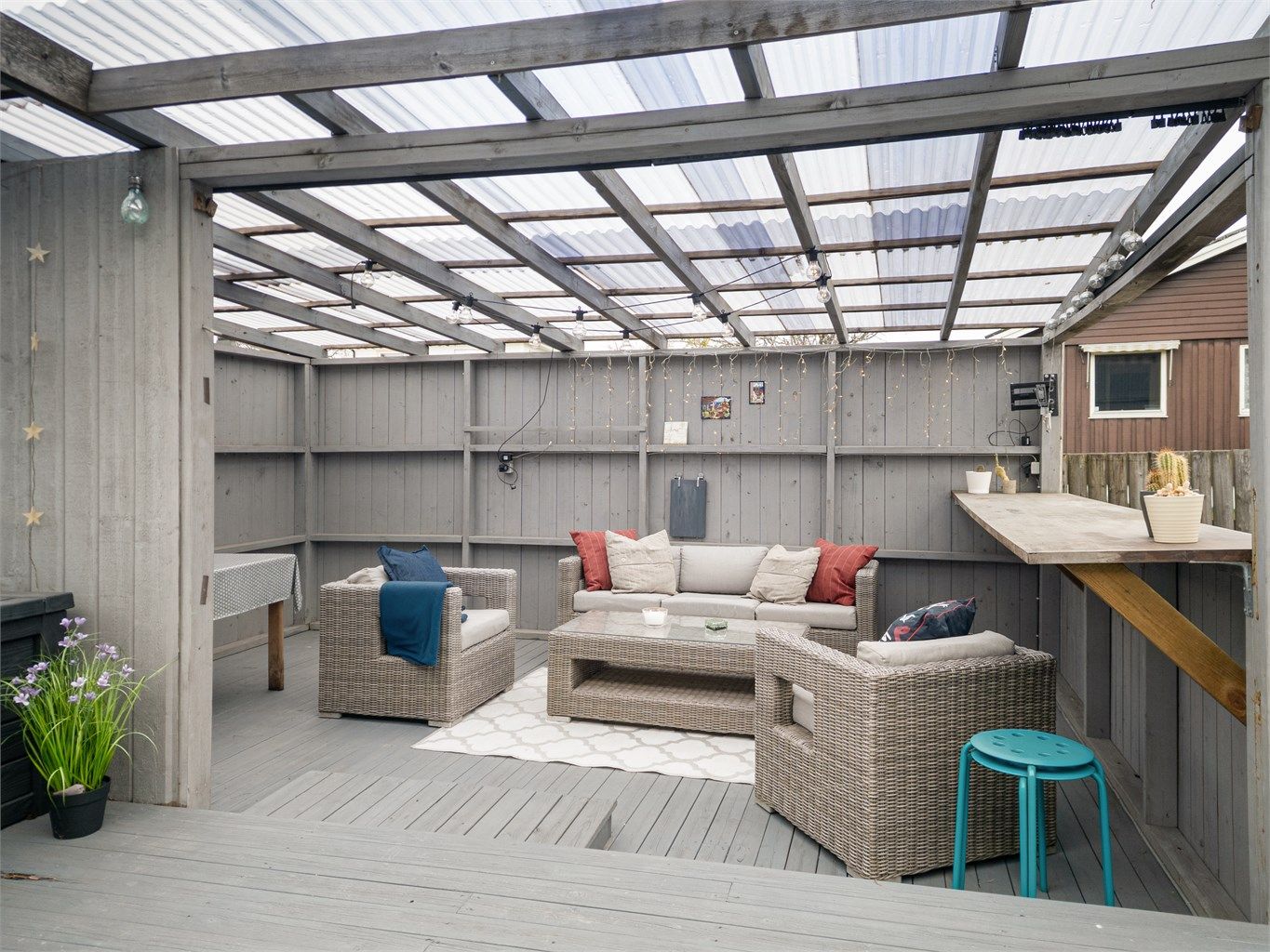 Lun plass under takoverbygget del av terrassen