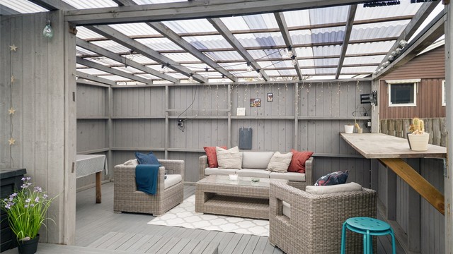 Lun plass under takoverbygget del av terrassen