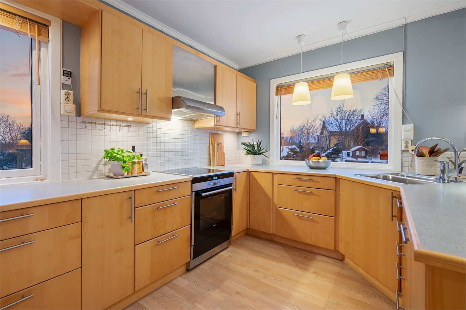 God skap- og benkeplass gir et funksjonelt kjøkken i hverdagen.