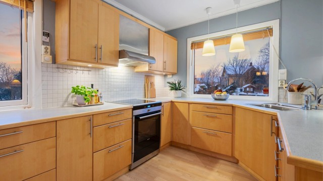 God skap- og benkeplass gir et funksjonelt kjøkken i hverdagen.