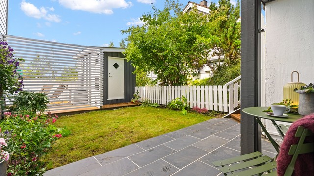 Til leiligheten hører en frittstående, uisolert utebod på 5 m².