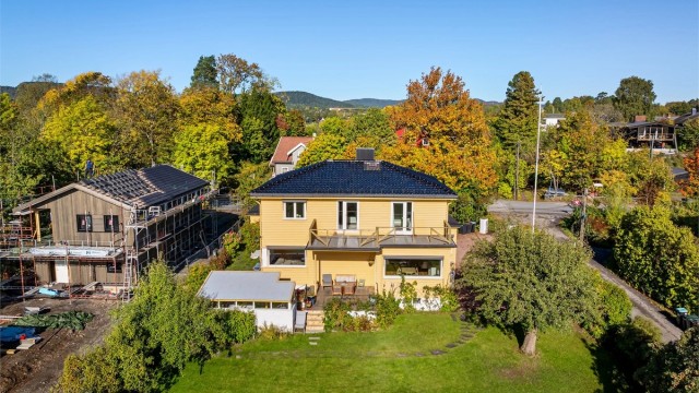 Eiendommen ligger sentralt på Stabekk med gangavstand til Stabekk sentrum, tog og buss Foto: Zovenfra