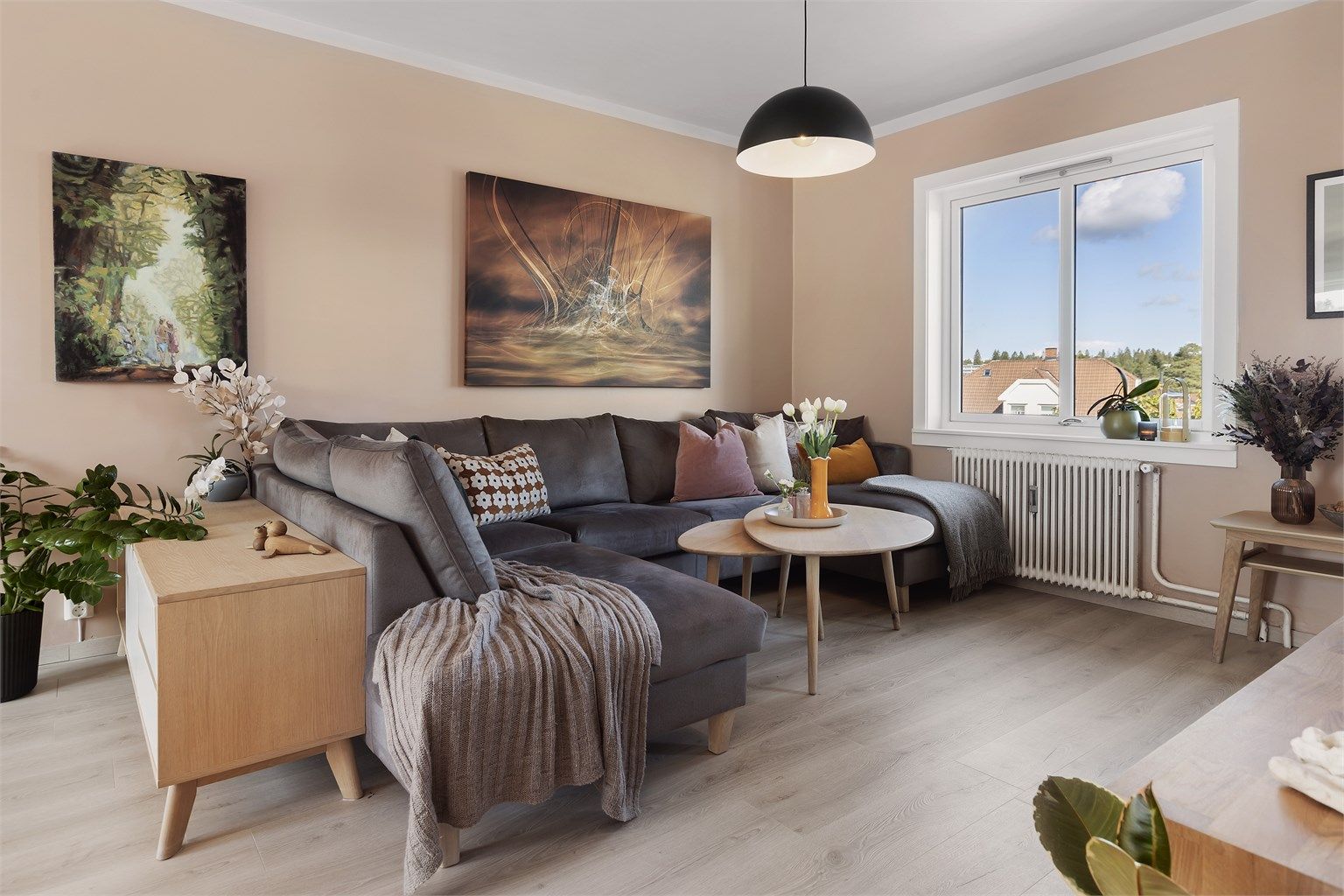 Oppvarming via radiatorer samt varmtvann er inkludert i de månedlige fellesutgiftene. 