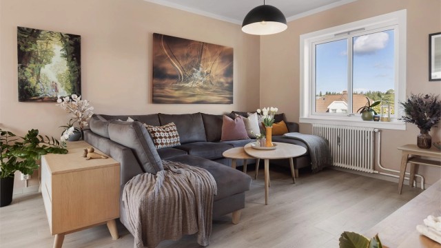 Oppvarming via radiatorer samt varmtvann er inkludert i de månedlige fellesutgiftene.