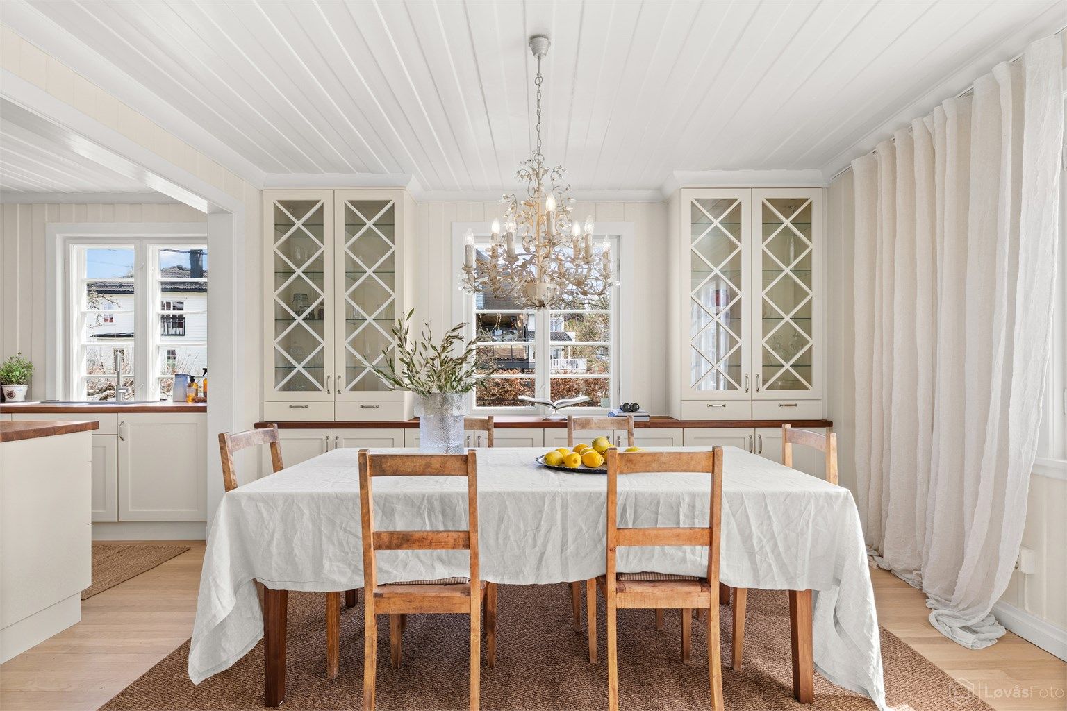 Soon Snekkerverksted plassbygde også vitrineskapene i spisestuedelen