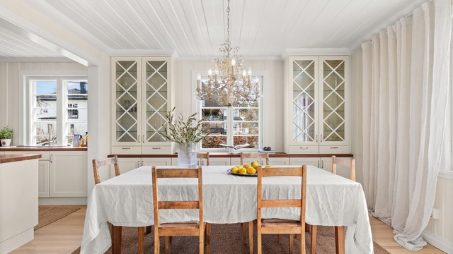 Soon Snekkerverksted plassbygde også vitrineskapene i spisestuedelen