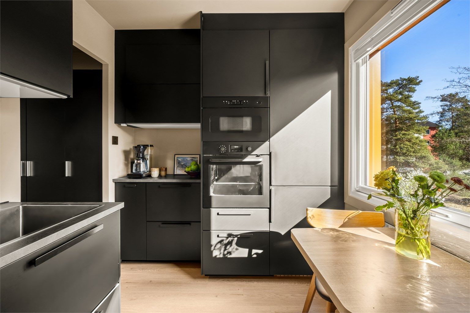 Dette er en flott og romslig 3-roms, betydelig påkostet i 2021 og med en etterspurt og luftig beliggenhet på toppen av Oppsal. Foto: Martine Eren Jacobsen