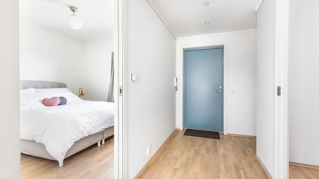 I entreen er det rom for flere oppbevaringsmøbler eller garderobeløsninger, blant annet i nisjen rett innenfor ytterdøren.