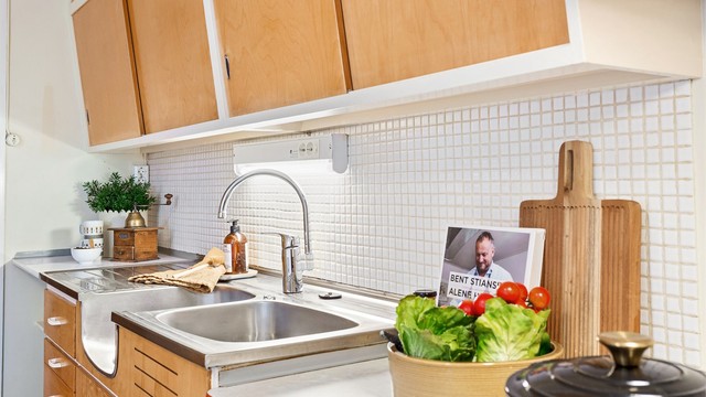 Fliser på vegg mellom benkeplate og overskap