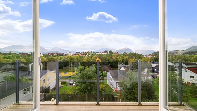 Tilbygget balkong utenfor loftsrom på garasje med flott utsikt mot Sunnmørsalpane