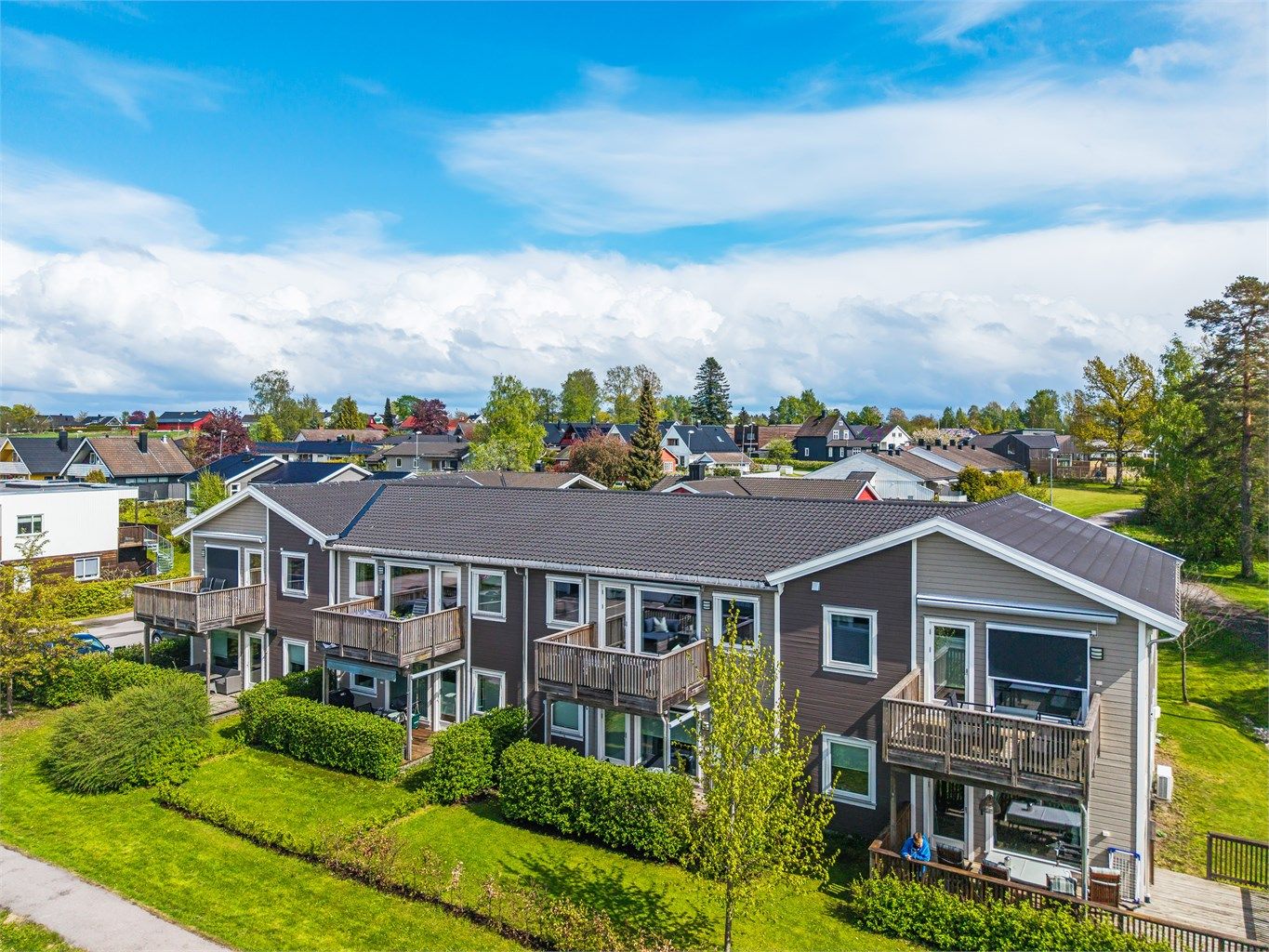 Leiligheten ligger i et etablert og barnevennlig boligområde på Presterød/Sande.