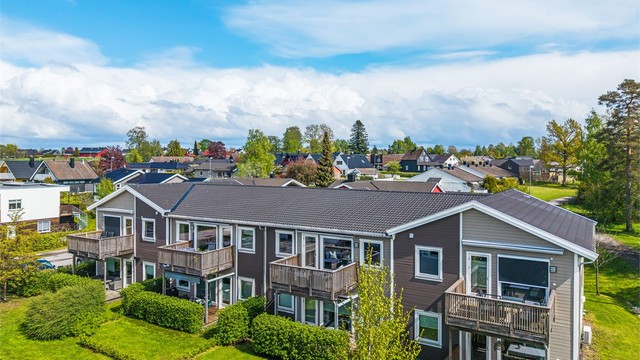 Leiligheten ligger i et etablert og barnevennlig boligområde på Presterød/Sande.
