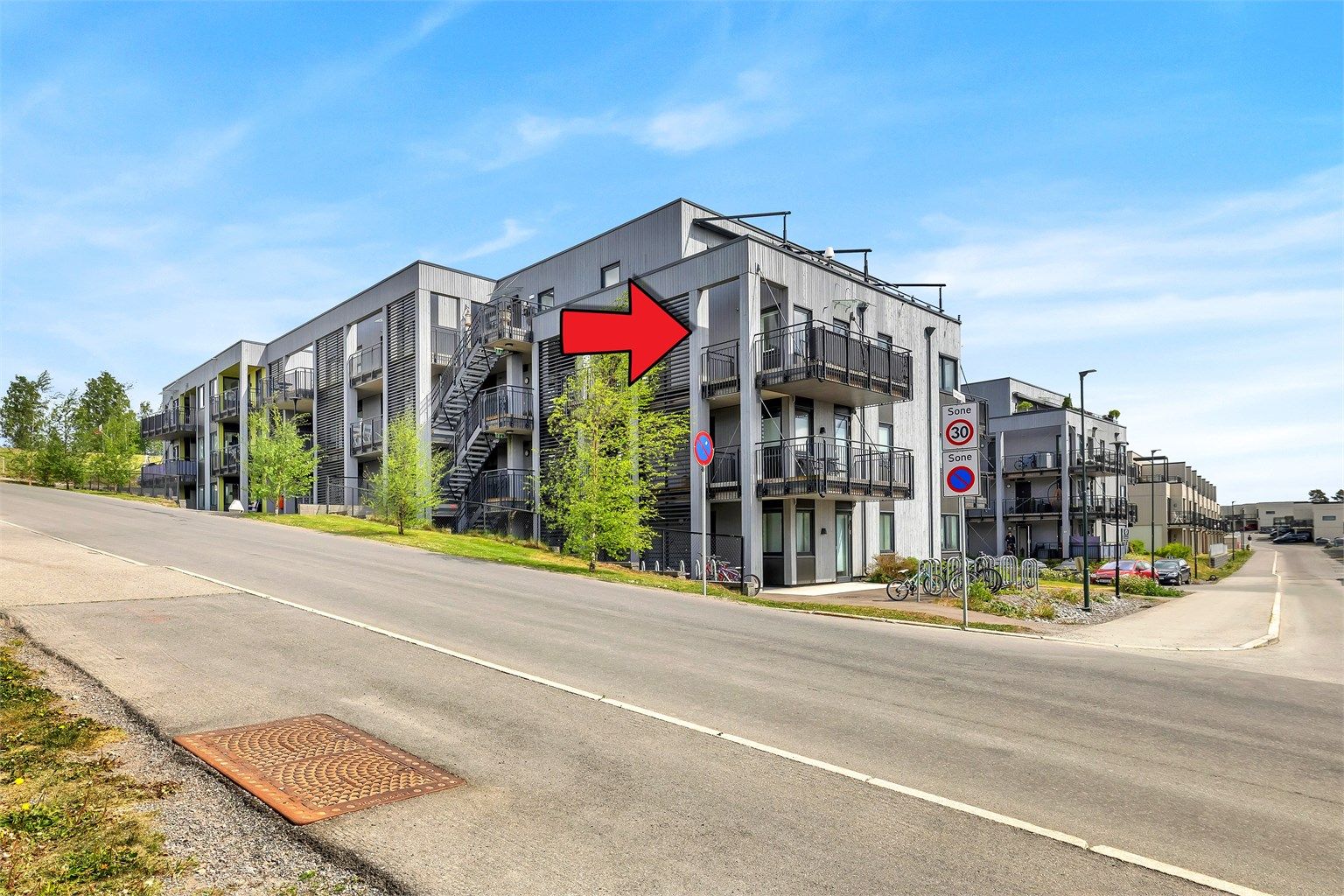 Nitteberglia 1 er plassert rett utenfor Lillestrøm, med barnehager og barneskole rett i nærheten. Gang- og sykkelvei til Lillestrøm, busstopp kun få meter unna boligen, og rask adkomst til E6.