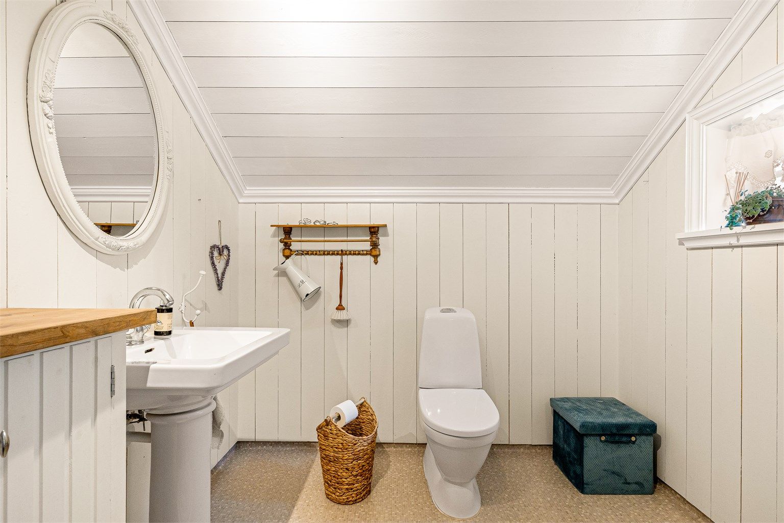 Badet er utstyrt med wc, servant, wc, dusj, skap og opplegg til vaskemaskin.