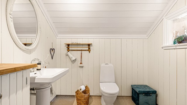 Badet er utstyrt med wc, servant, wc, dusj, skap og opplegg til vaskemaskin.