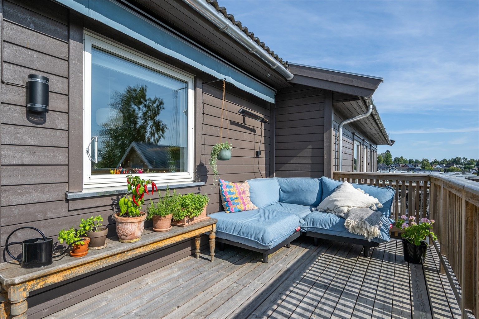 Solrik, vestvendt balkong med god plass til utemøbler og en lun, skjermet krok.