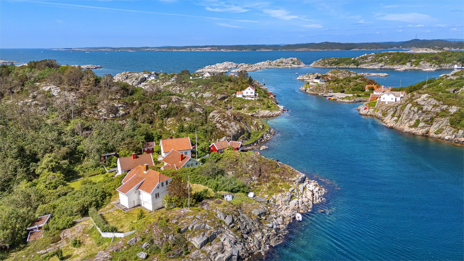 Ytre Ulvøya ligger tett på fastland ved Ulvøysund. Om en ikke ønsker å anskaffe båtplass på fastlandet, kan en benytte velforeningens jolle ut til eiendommen sin for å hente sin egen båt som ligger trygt på egen brygge. 