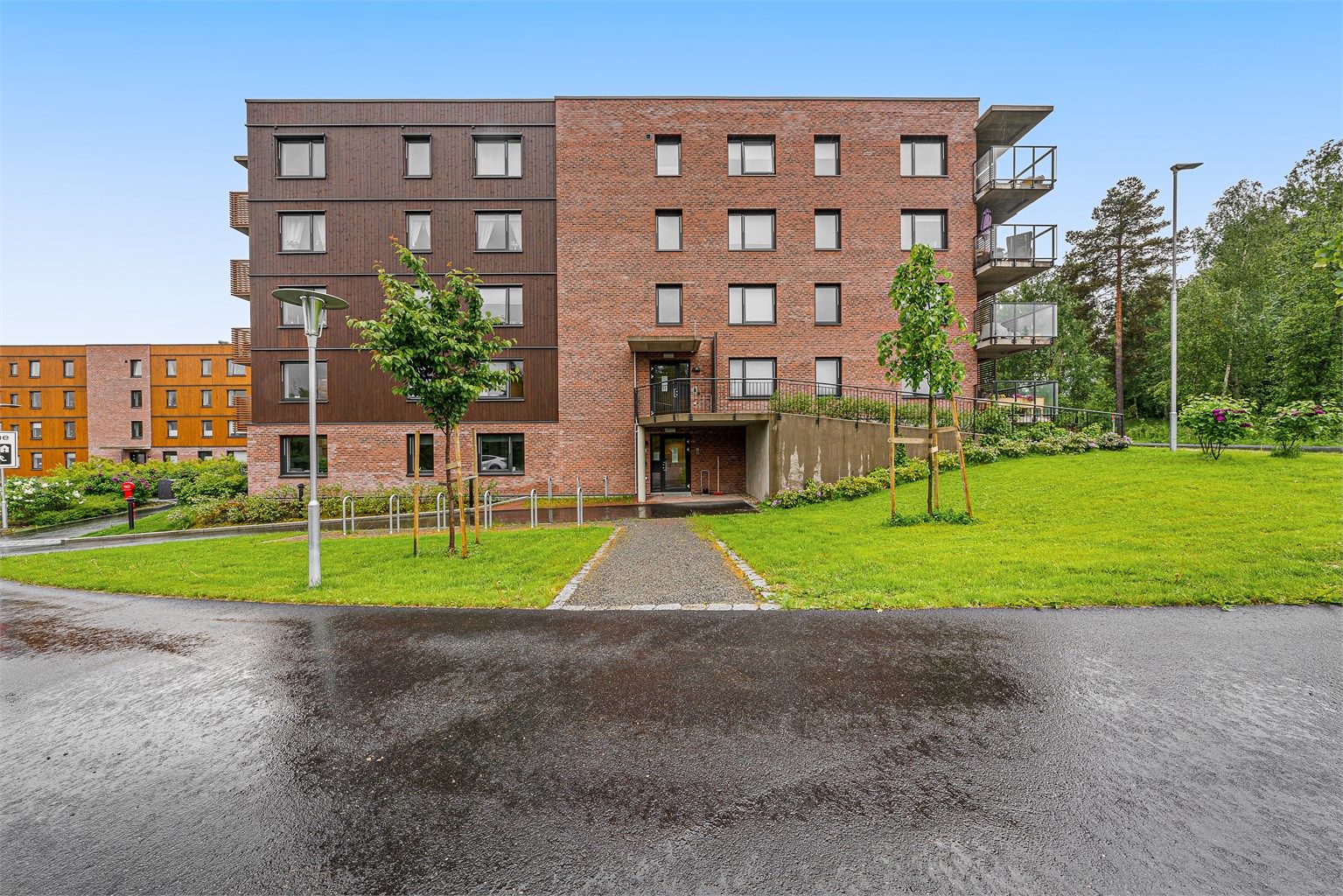 Bygget ble ferdigstilt i 2024 og har fasader kledd med en kombinasjon av teglstein og trekledning.