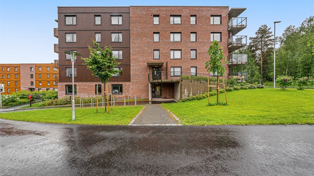 Bygget ble ferdigstilt i 2024 og har fasader kledd med en kombinasjon av teglstein og trekledning.