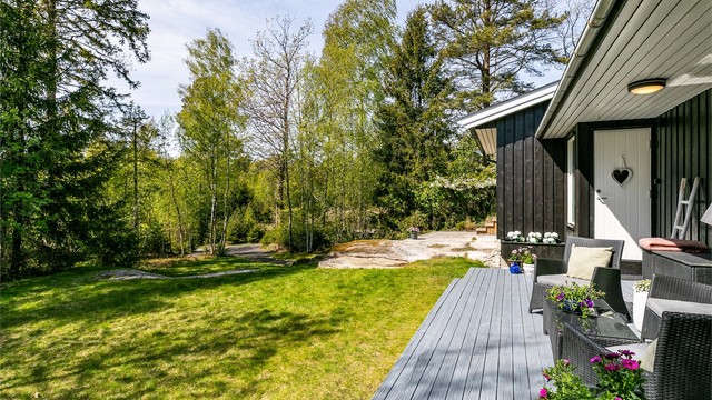 Det er to adkomstmuligheter til boligen, én via privat vei som fører frem til biloppstillingsplass nederst i hagen.