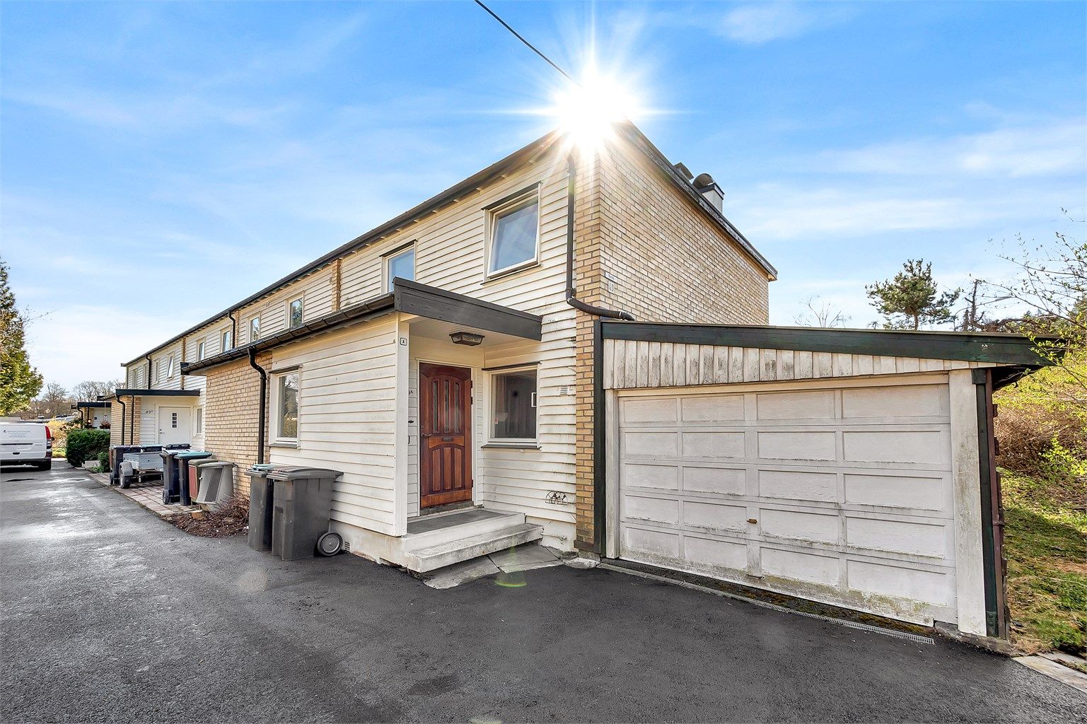 Velkommen til Nordveien 49A. Nordveien 49A ligger i et meget attraktivt, barnevennlig og sentralt boligområde på Lijordet/Eiksmarka, midt i mellom Jar og Østerås. 