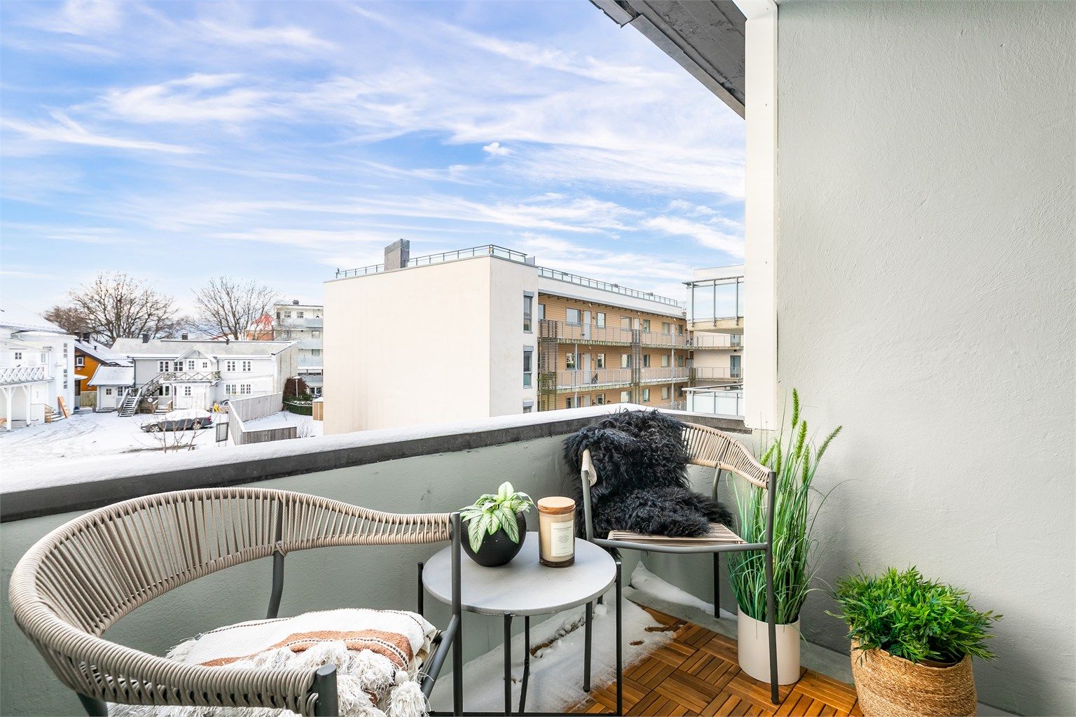 Leiligheten er gjennomgående i tredje etasje, med balkong i vestlig retning. Sommerstid er det gode solforhold på balkongen fra ettermiddag mot kveld.