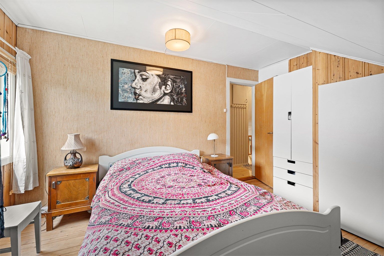 Soverom 2 - Hovedsoverom med god plass til dobbeltseng og garderobe