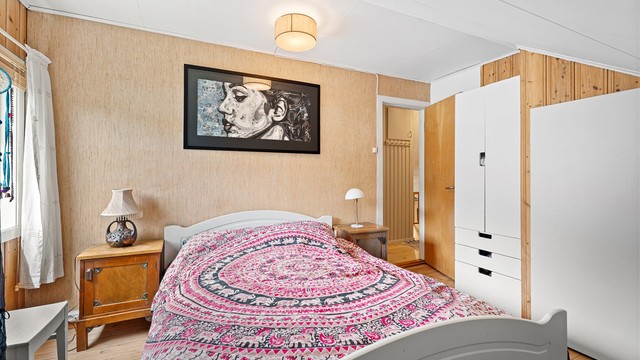 Soverom 2 - Hovedsoverom med god plass til dobbeltseng og garderobe