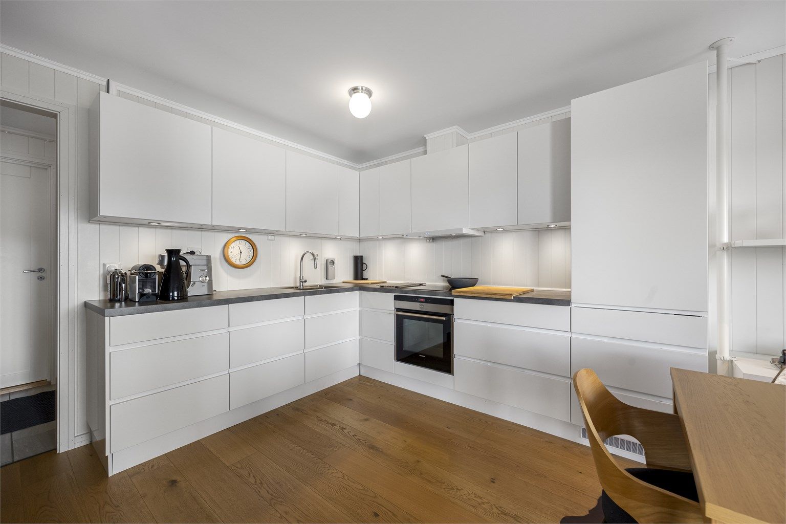 Lekkert stilrent kjøkken med god skapplass