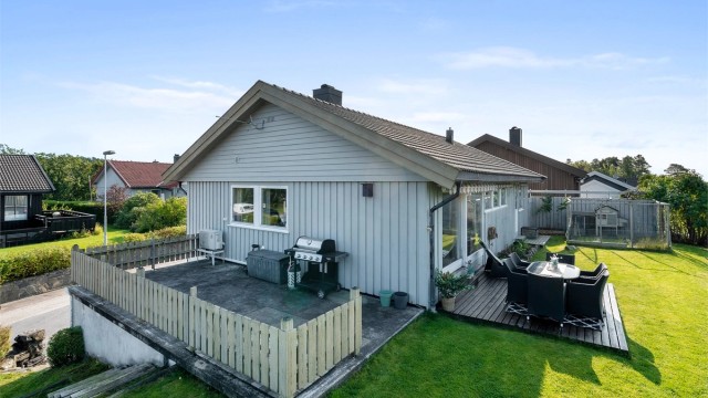 Velkommen til Havreveien 40, en godt beliggende enebolig i hyggelig botun -Romslig hage med platting og terrasse over garasje