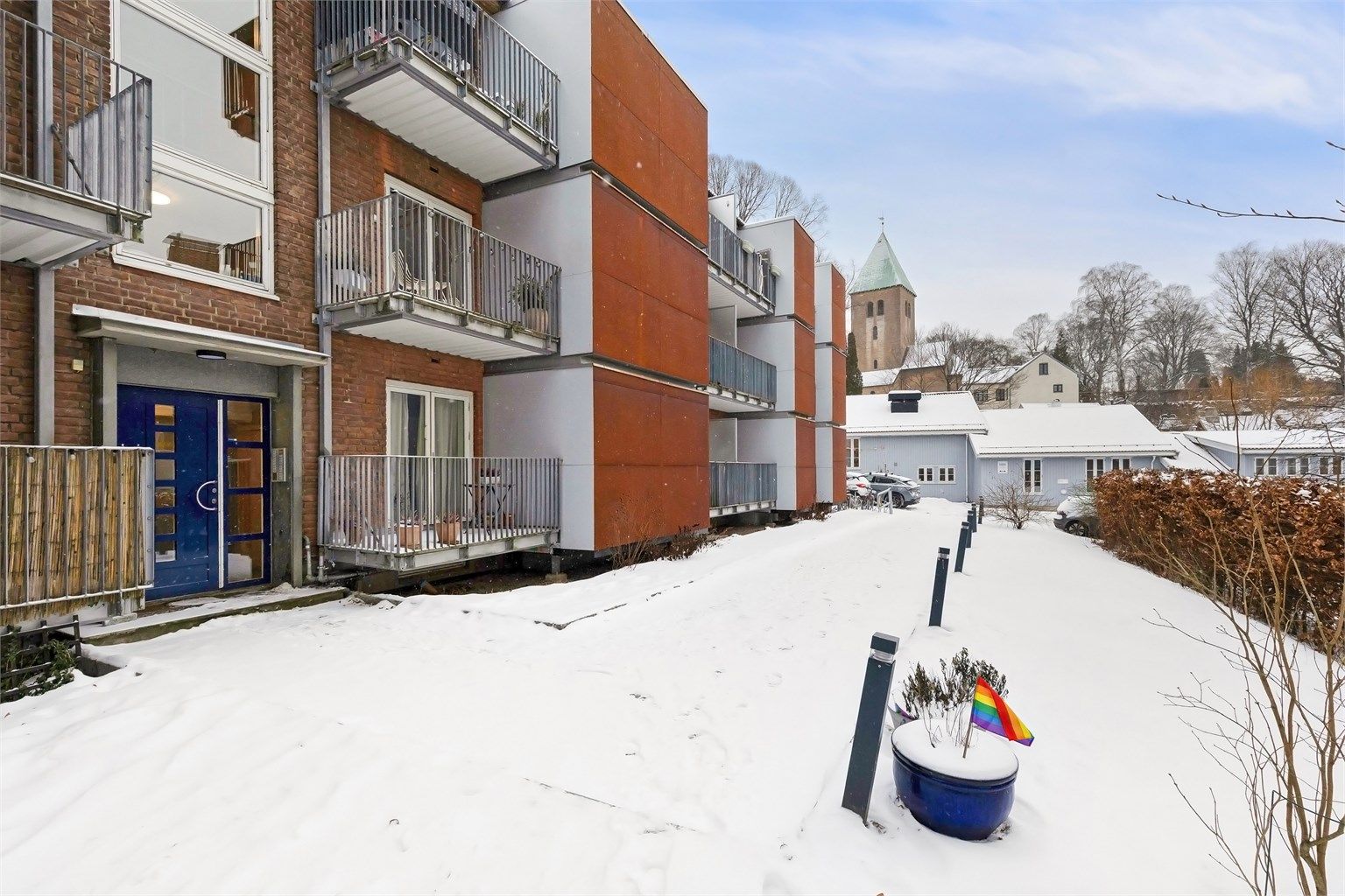 Her bor du med kort vei til både grønne rekreasjonsområder og et rikt byliv, med et bredt utvalg av hyggelige kaféer, spisesteder, dagligvarebutikker og nisjebutikker i nærområdet