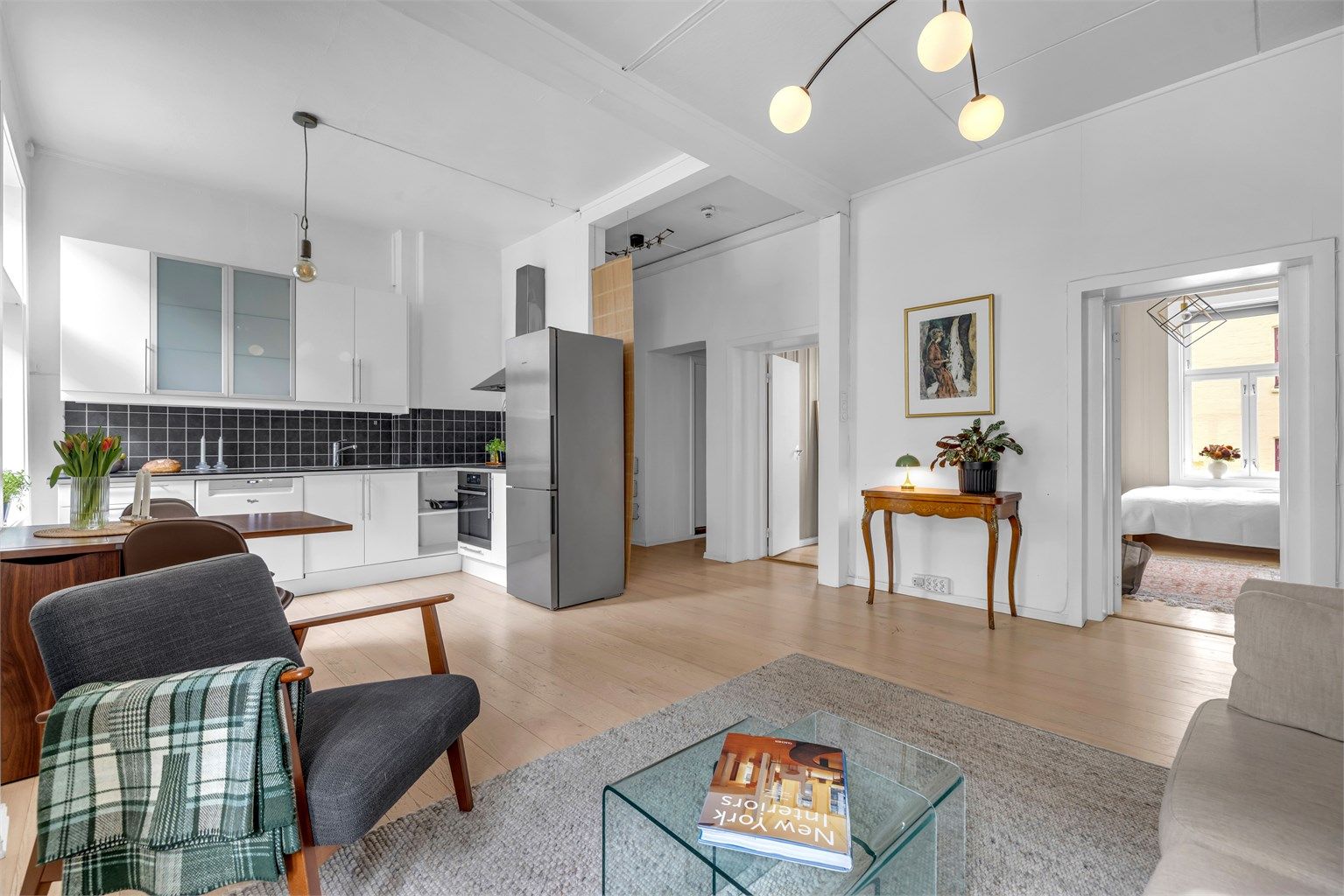 Klassisk særpreg med god takhøyde på opp til 2.98m, og store vindusflater.