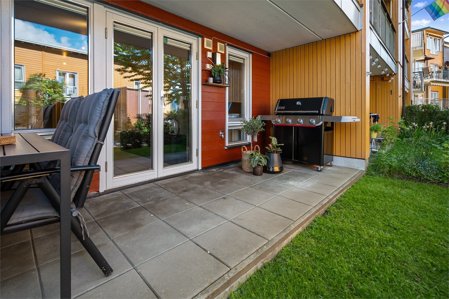 God plass til stor grill på terrassen. 