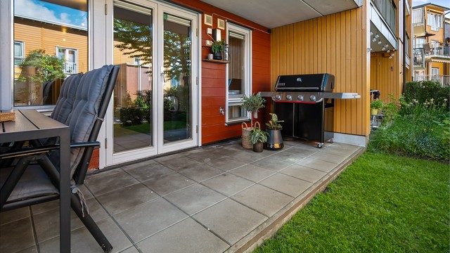 God plass til stor grill på terrassen.