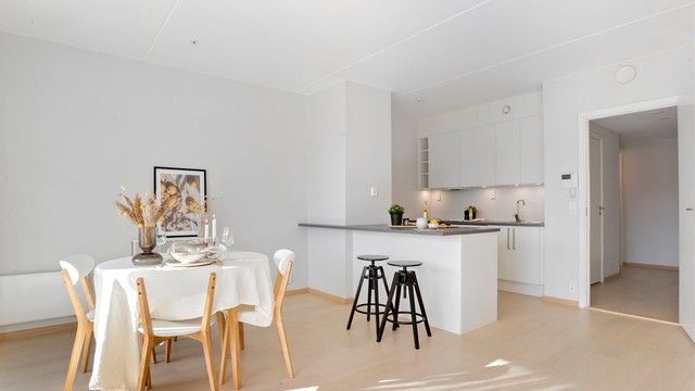 Oversikt over den sosiale sonen med stue og kjøkken i ett.