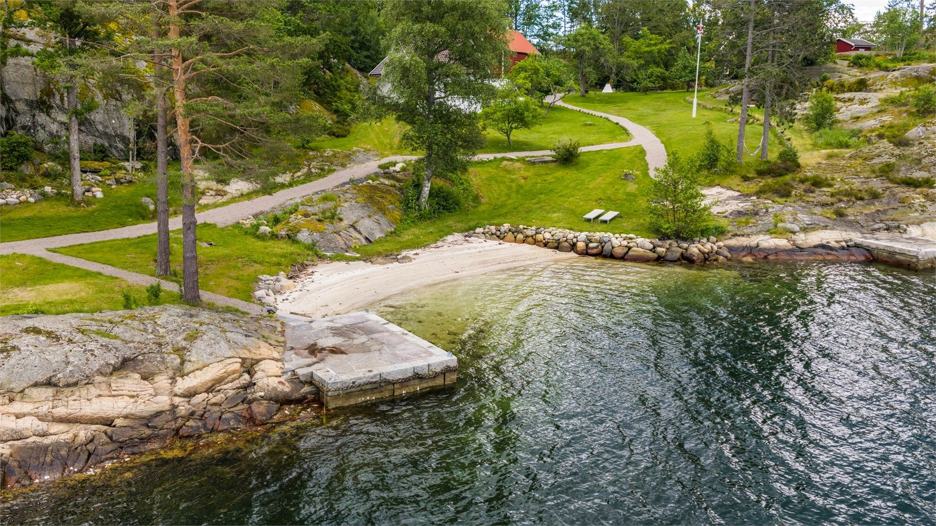 Egen sandstrand med fine bademuligheter