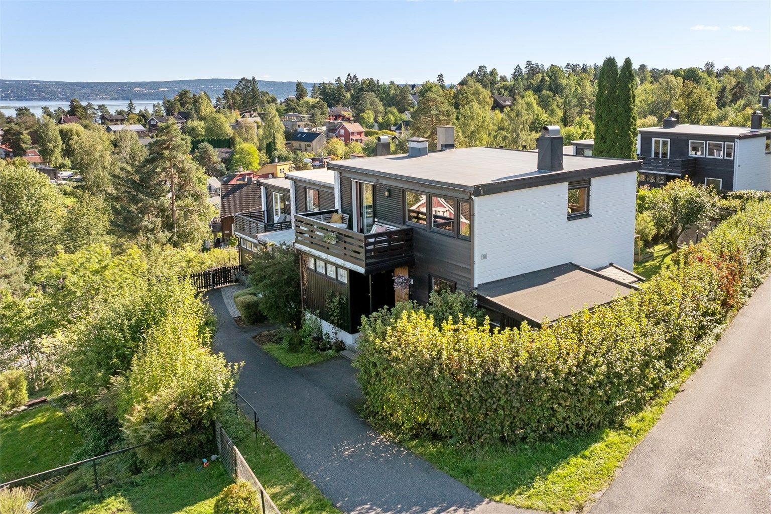  Et meget sentralt og barnevennlig enderekkehus på to etasjer, nydelig opparbeidet hage og sjøutsikt. 