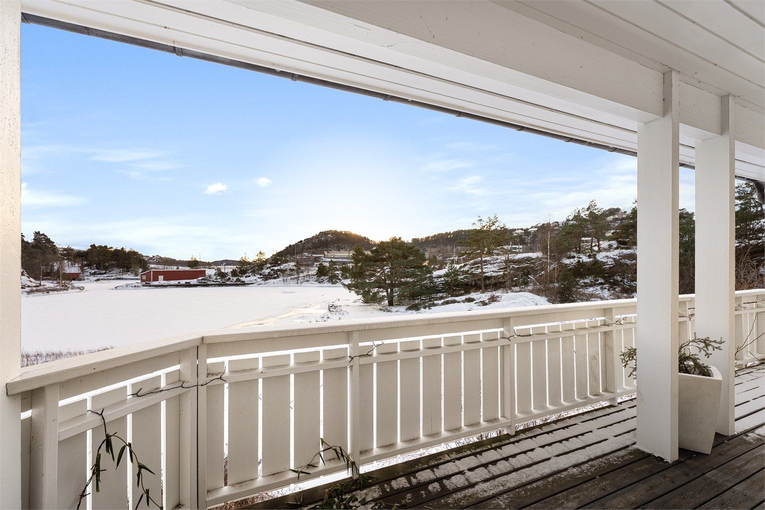 Nydelig utsikt over sjø og natur.