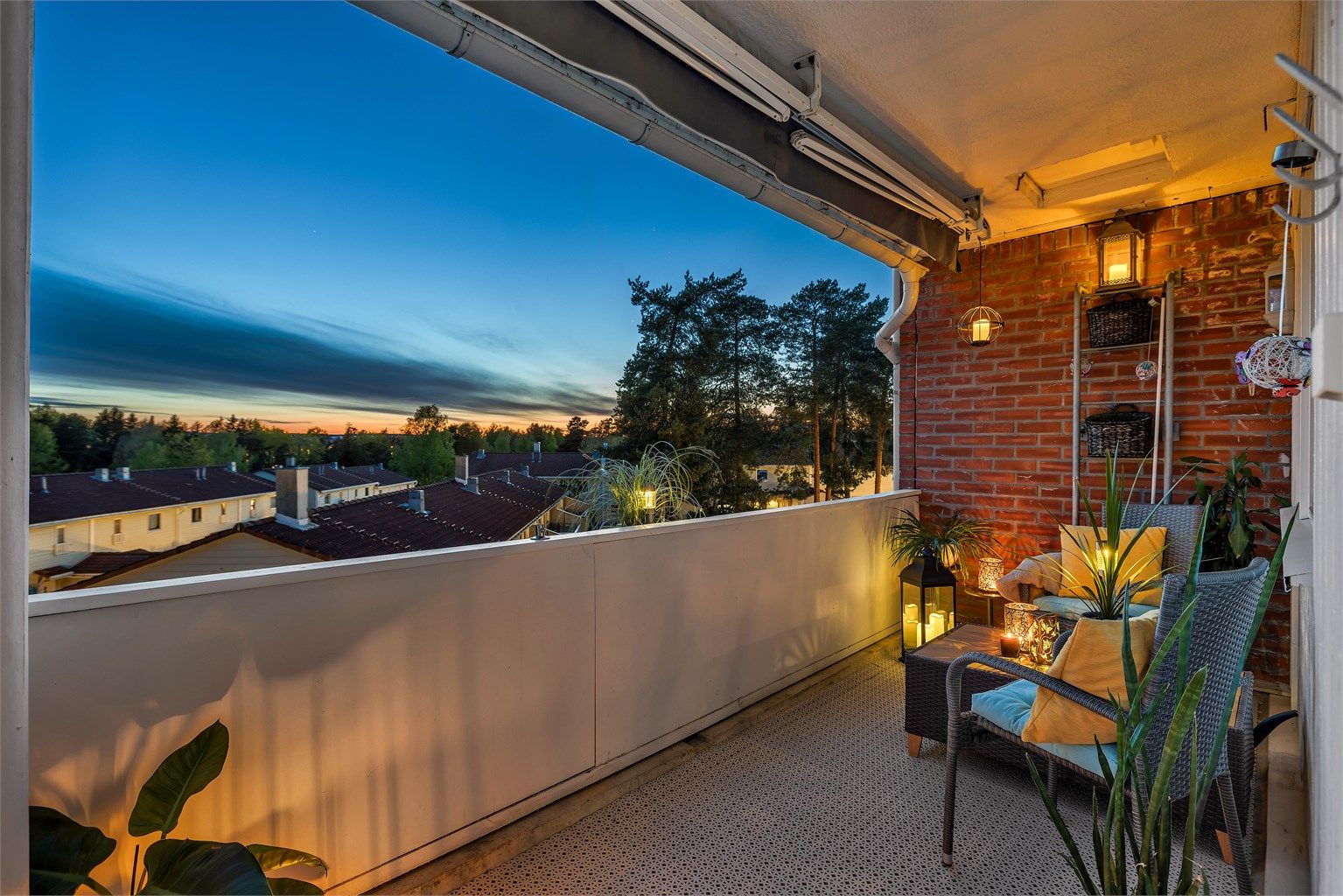 Velkommen til lys, luftig og flott 2-roms endeleilighet i 3. etasje i Bjørn Bondes vei 73!