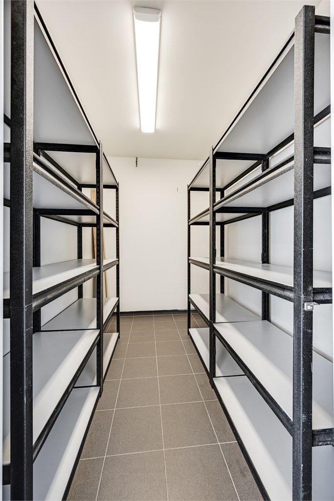 Boden gir rikelig med hylleplass for organisert oppbevaring.