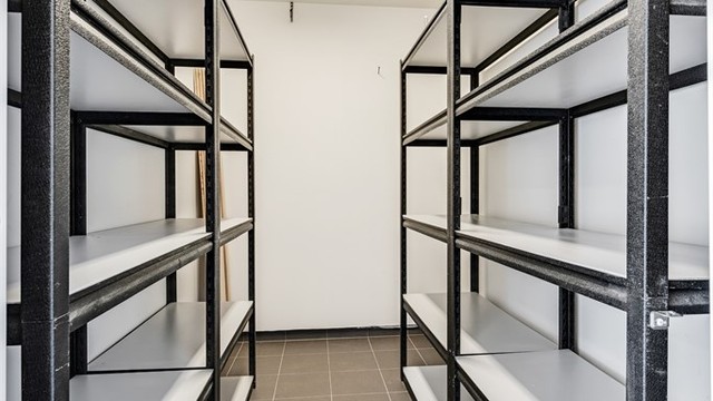 Boden gir rikelig med hylleplass for organisert oppbevaring.