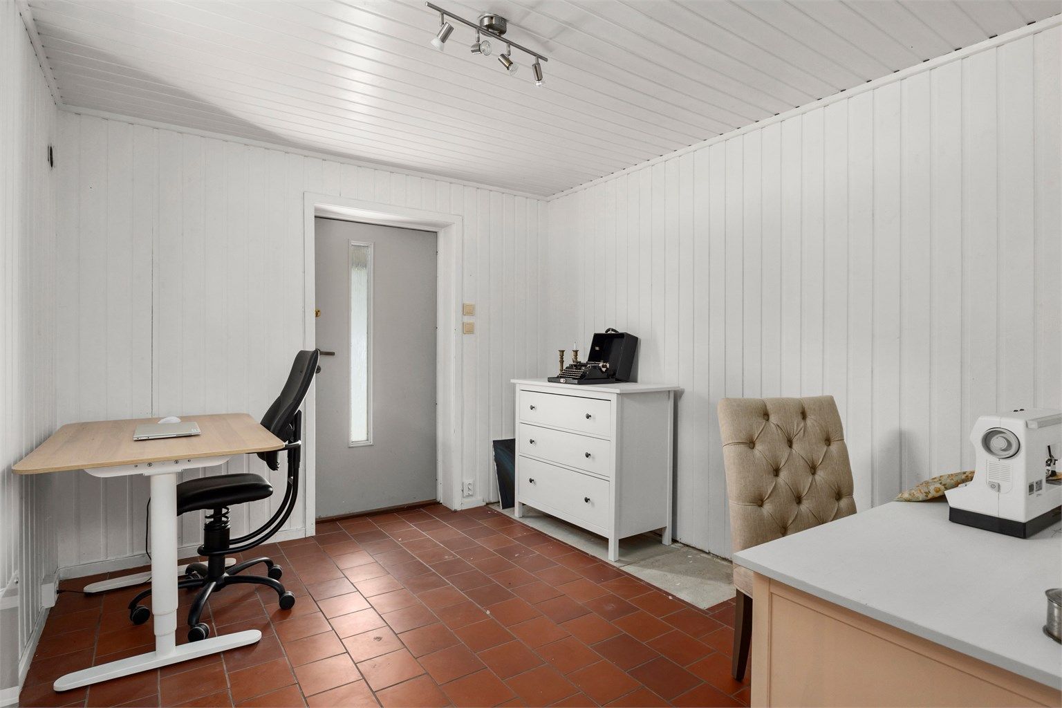 Rom benyttet som kontor og syrom. Har tidligere vært benyttet som entré/gang inn til underetasje.