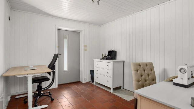 Rom benyttet som kontor og syrom. Har tidligere vært benyttet som entré/gang inn til underetasje.